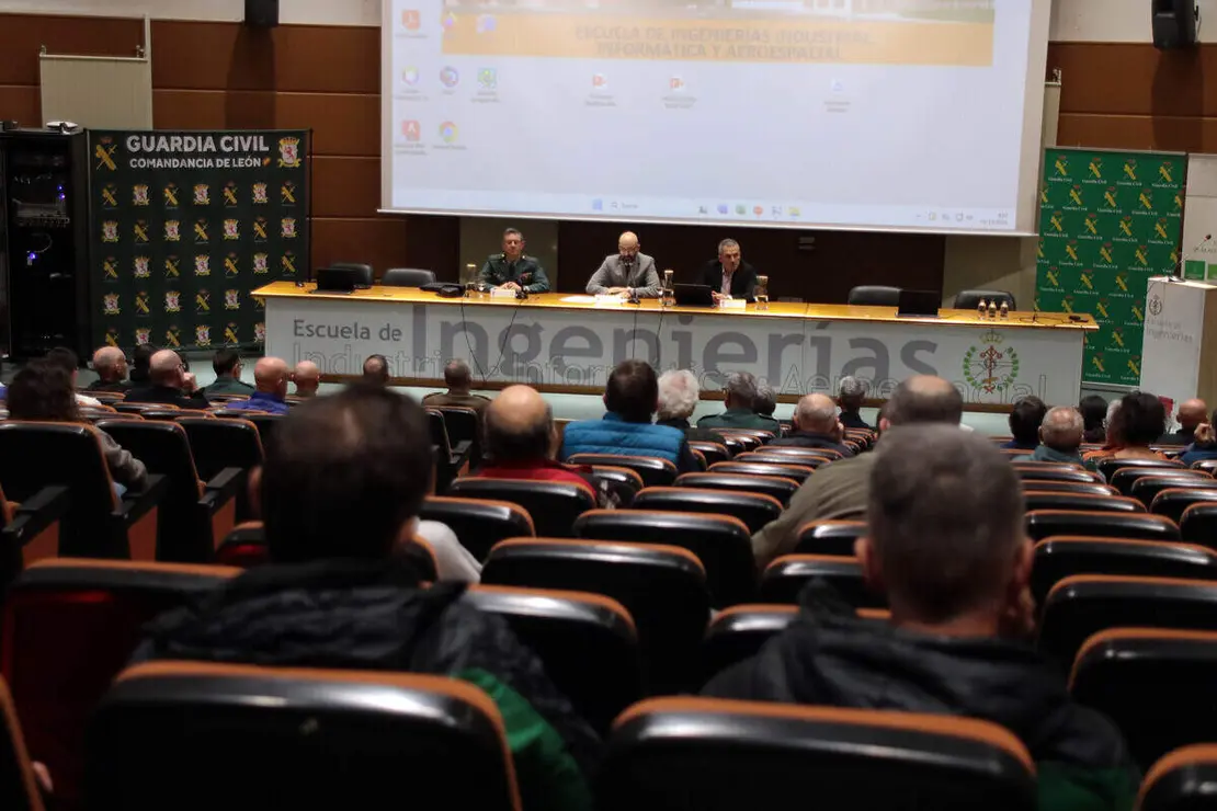 El vicerrector de Estudiantes, Cultura y Deportes, Diego Soto; el subdelegado del Gobierno en León, Héctor Alaiz Moretón, y el coronel jefe de la Comandancia de la Guardia Civil de León, Julio Andrés Gutiérrez Hernández, y el delegado territorial Eduardo Diego inauguran la segunda edición de las Jornadas de Seguridad Integran en Montaña