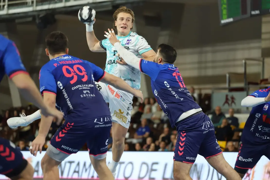El Abanca Ademar recuperó el pulso competitivo en un encuentro áspero y lleno de altibajos que se decidió en los instantes finales. El equipo de Dani Gordo, que acumulaba cinco partidos sin celebrar una victoria, firmó un trabajado 32-29 frente a un intenso Balonmano Nava que nunca bajó los brazos. Fotos: Isaac Llamazares