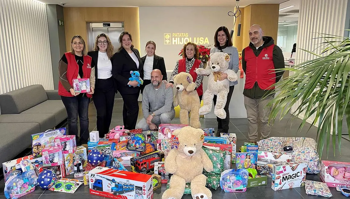 Los trabajadores de Hijolusa han respondido un año más de manera masiva a la tercera edición de la campaña solidaria 'Ningún niño sin juguete esta Navidad', desarrollada en colaboración con Cáritas Diocesana de León. Gracias a esta iniciativa, un centenar de pequeños de la provincia recibirán juguetes nuevos estas fiestas navideñas.