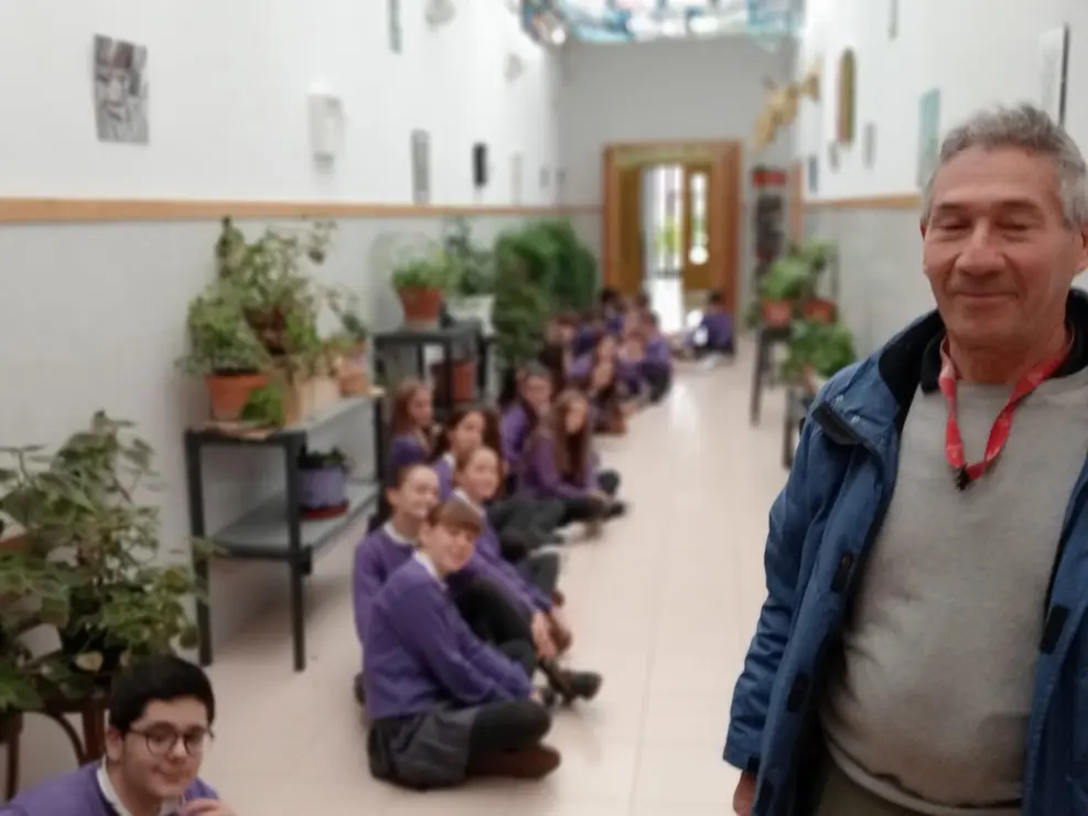 El  artista Paco Fergar, en la exposicón, con estudiantes de primero de la ESO