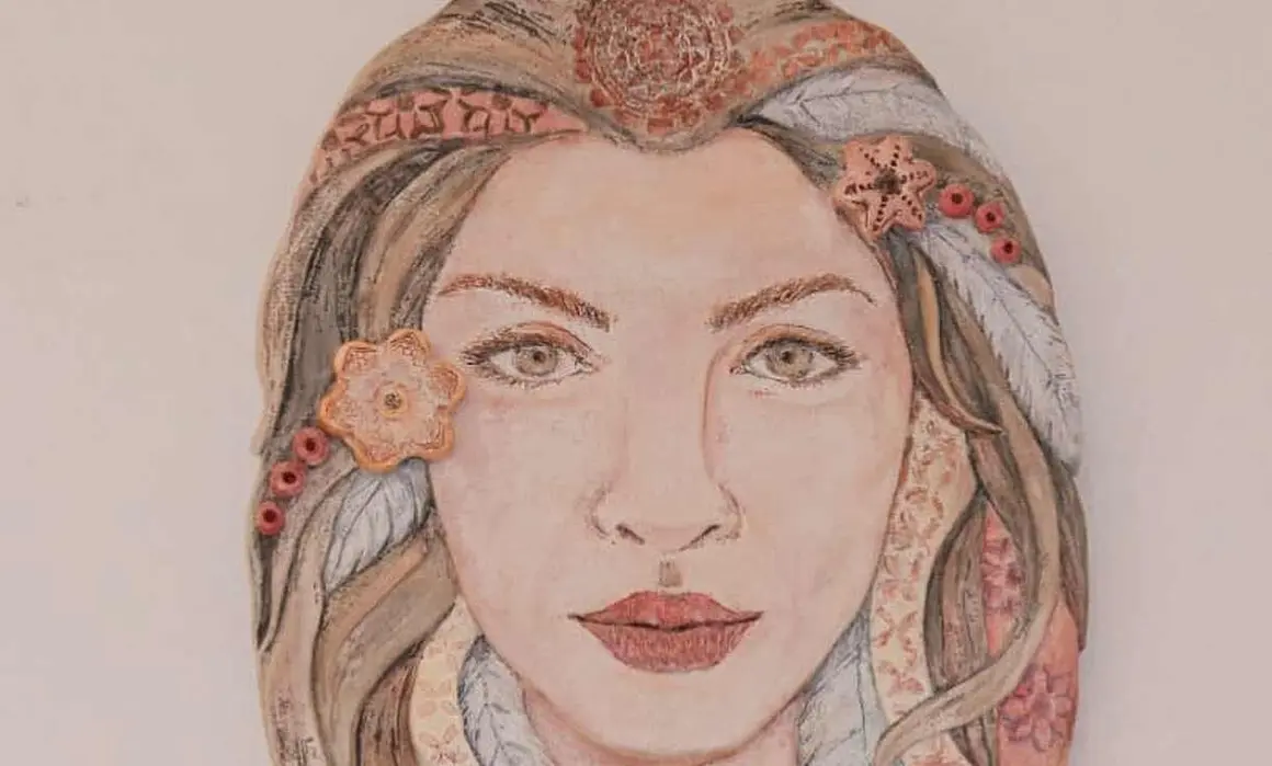 Escultura en relieve, y pintada, de Cathy Thompson