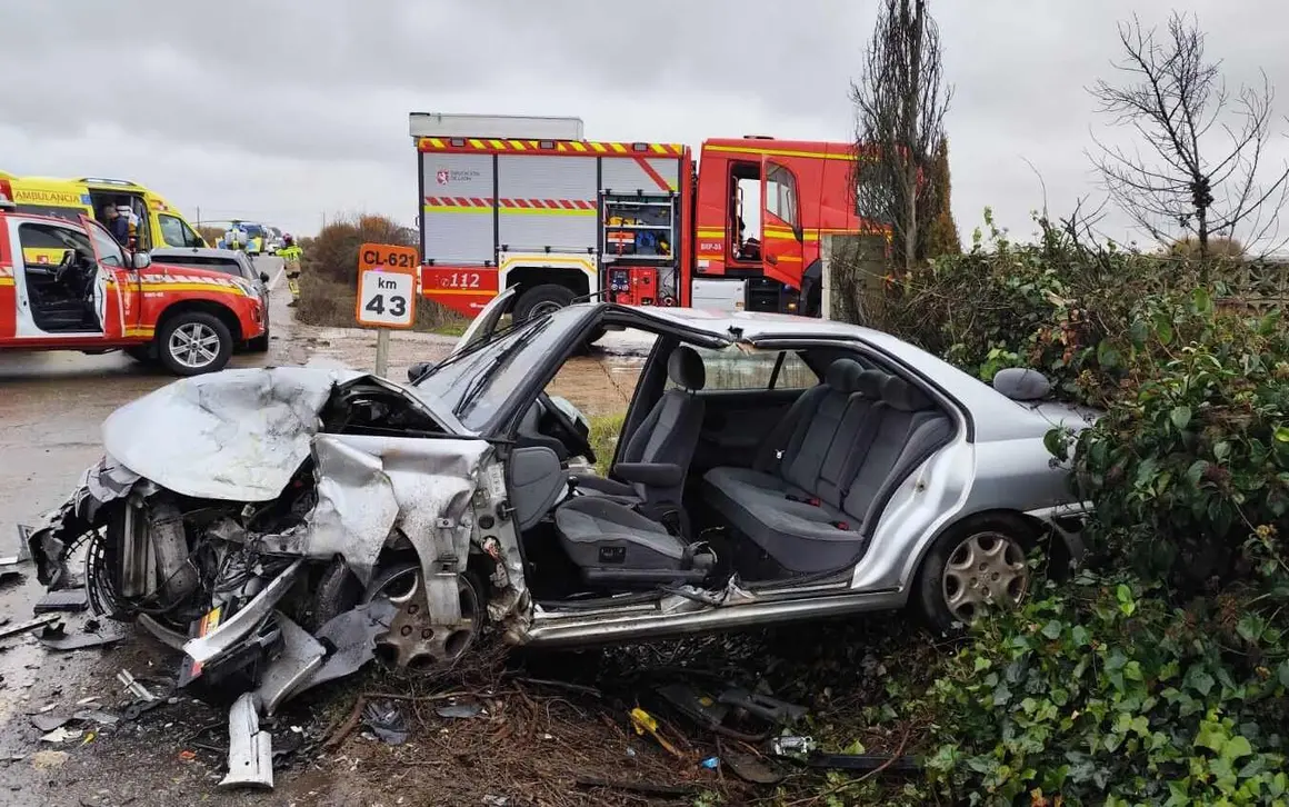 Cinco heridos, tres de ellos atrapados, es el balance de un grave accidente de tr&aacute;fico ocurrido este viernes tras un choque frontal en Bercianos del P&aacute;ramo. En la imagen, efectivos del Sepeis, durante las labores de auxilio en la zona. Foto: Sepeis