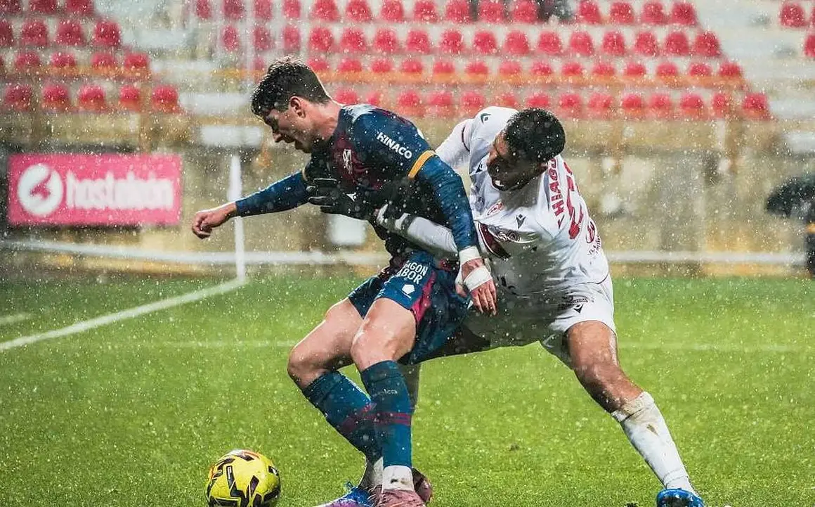 Intenso partido el disputado por la Cultural ante el Huesca en un Reino de León que vivió un 'diluvio' en algunos momentos del partido.