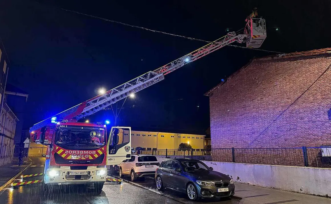 Junta, Ayuntamiento y Colegio acuerdan el traslado temporal del alumnado de Infantil del CEIP Trepalio a la Casa de Cultura de Trobajo del Camino por motivos de seguridad. La decisión se ha adoptado ante el riesgo detectado en el tejado del edificio de Infantil, donde se ha registrado un hundimiento en una de las esquinas. El alcance continúa en fase de evaluación técnica. En la imagen, bomberos de León en el lugar del incidente. (Fotos: Ayto San Andrés)