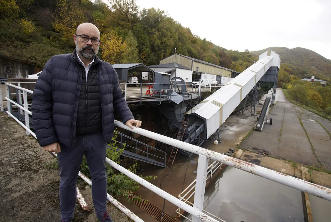 El director de la Fundaci&oacute;n Santa B&aacute;rbara, Manuel &Aacute;lvarez, en la Escuela Laboral de Laciana (Le&oacute;n), d&oacute;nde se desarrolla el proyecto tur&iacute;stico 'La mina en vivo'