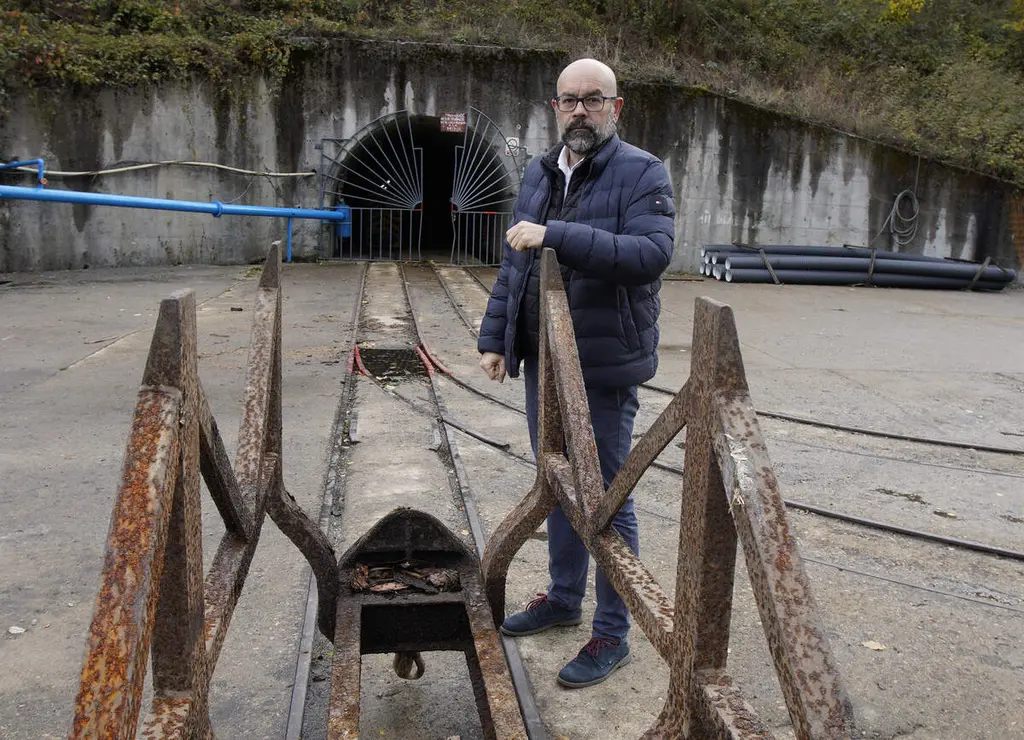 El director de la Fundaci&oacute;n Santa B&aacute;rbara, Manuel &Aacute;lvarez, en la Escuela Laboral de Laciana (Le&oacute;n), d&oacute;nde se desarrolla el proyecto tur&iacute;stico 'La mina en vivo'