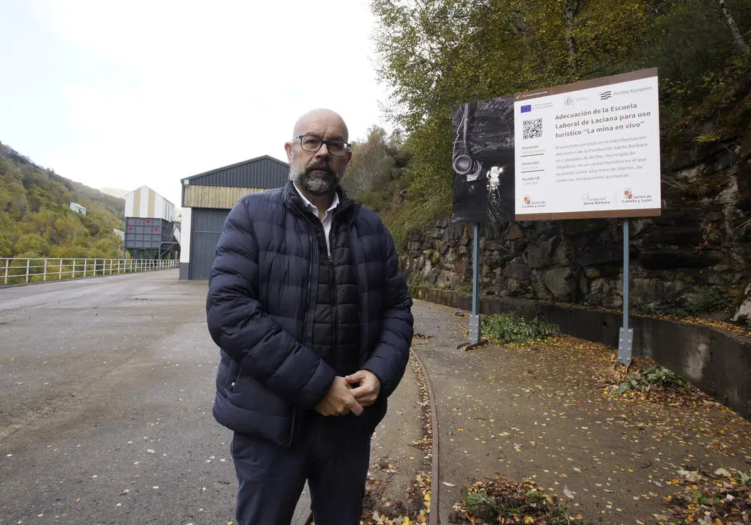 El director de la Fundaci&oacute;n Santa B&aacute;rbara, Manuel &Aacute;lvarez, en la Escuela Laboral de Laciana (Le&oacute;n), d&oacute;nde se desarrolla el proyecto tur&iacute;stico 'La mina en vivo'