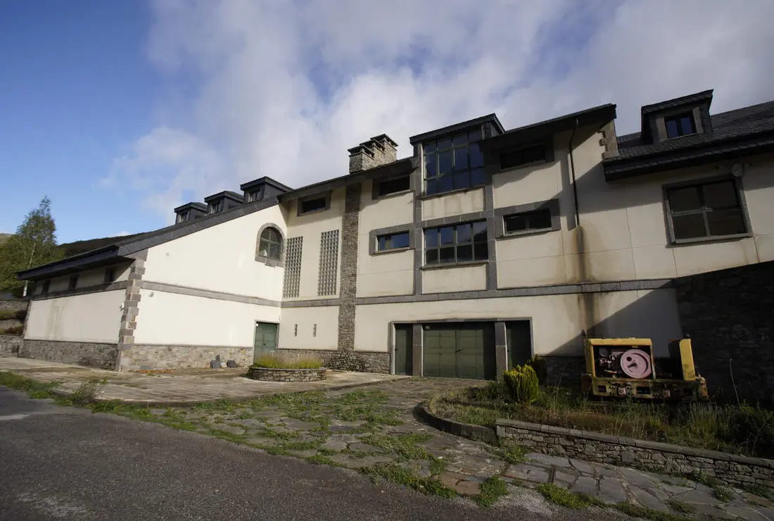 Trabajos de adecuaci&oacute;n de la Escuela Laboral de Laciana (Le&oacute;n), para el proyecto tur&iacute;stico 'La mina en vivo'
