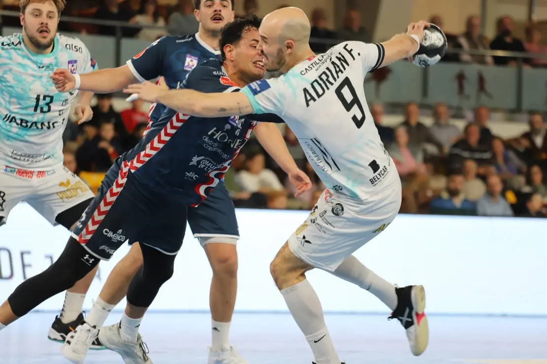 El Abanca Ademar logra una victoria de orgullo ante el Eon Alicante y se impone 29-28 en un grand&iacute;simo partido marista. Fotos: Isaac Llamazares