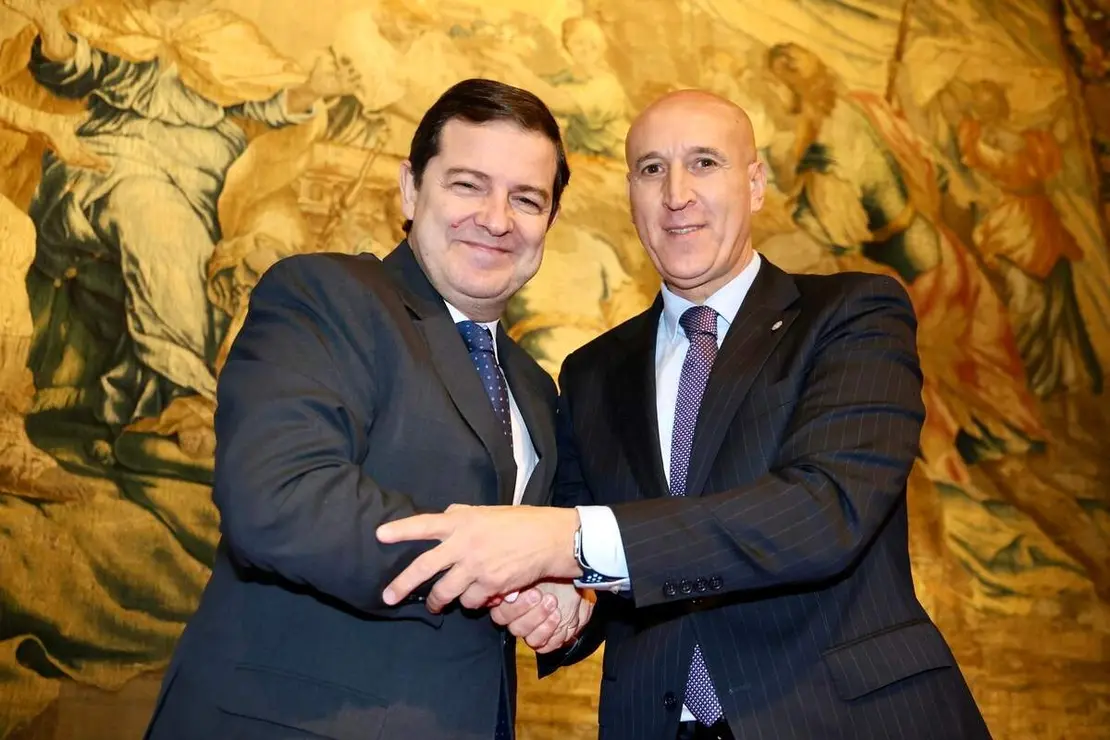 El presidente de la Junta de Castilla y Le&oacute;n, Alfonso Fern&aacute;ndez Ma&ntilde;ueco, firma un protocolo de colaboraci&oacute;n con el Ayuntamiento de Le&oacute;n.