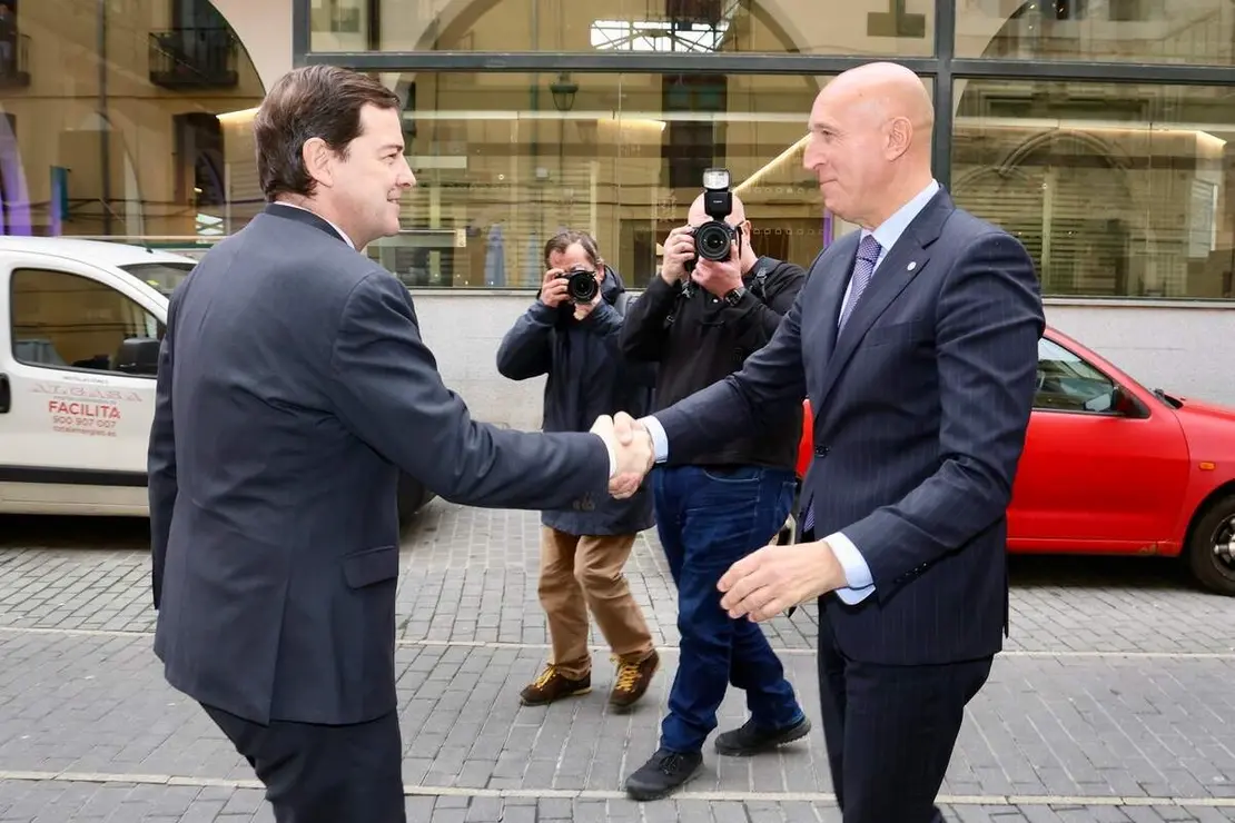 El presidente de la Junta de Castilla y Le&oacute;n, Alfonso Fern&aacute;ndez Ma&ntilde;ueco, firma un protocolo de colaboraci&oacute;n con el Ayuntamiento de Le&oacute;n.