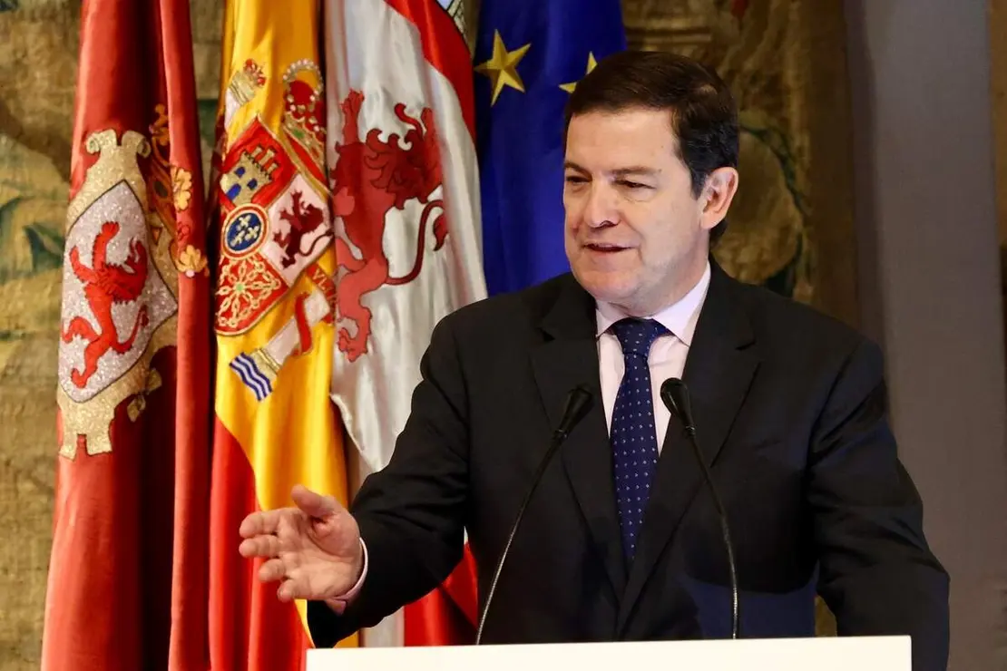 El presidente de la Junta de Castilla y Le&oacute;n, Alfonso Fern&aacute;ndez Ma&ntilde;ueco, firma un protocolo de colaboraci&oacute;n con el Ayuntamiento de Le&oacute;n.