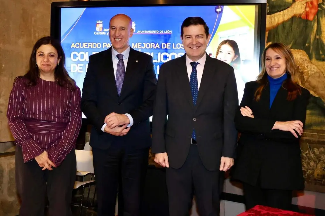 El presidente de la Junta de Castilla y Le&oacute;n, Alfonso Fern&aacute;ndez Ma&ntilde;ueco, firma un protocolo de colaboraci&oacute;n con el Ayuntamiento de Le&oacute;n.