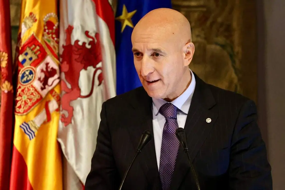 El presidente de la Junta de Castilla y Le&oacute;n, Alfonso Fern&aacute;ndez Ma&ntilde;ueco, firma un protocolo de colaboraci&oacute;n con el Ayuntamiento de Le&oacute;n.