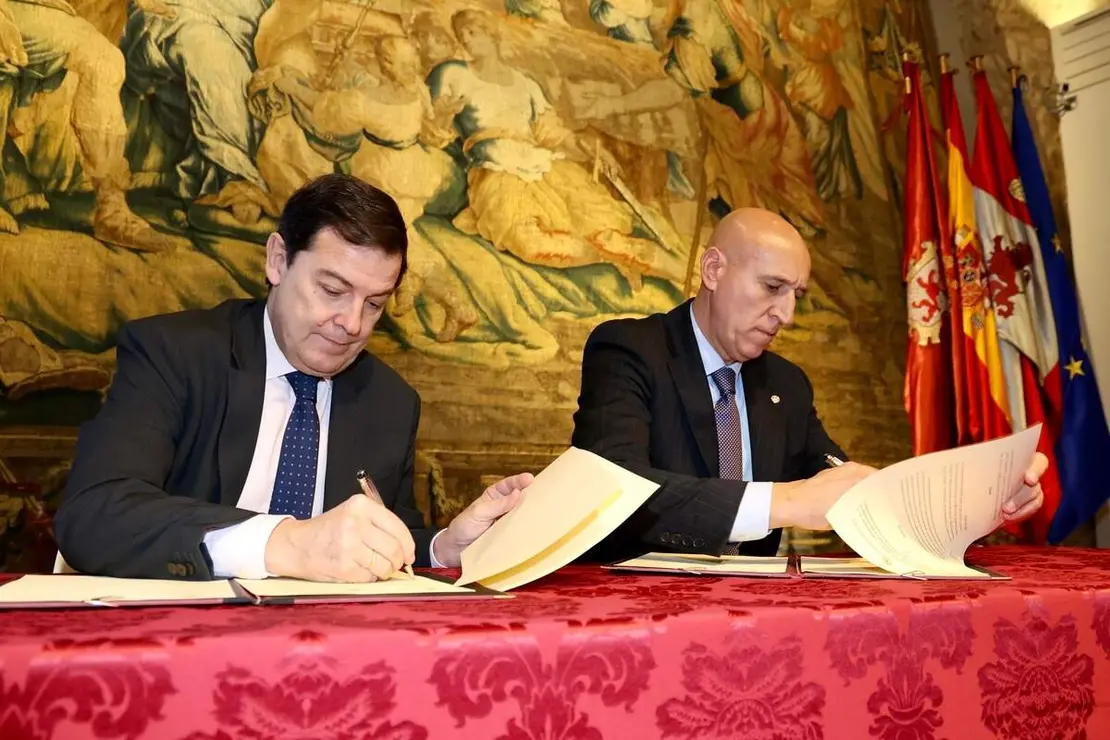 El presidente de la Junta de Castilla y Le&oacute;n, Alfonso Fern&aacute;ndez Ma&ntilde;ueco, firma un protocolo de colaboraci&oacute;n con el Ayuntamiento de Le&oacute;n.