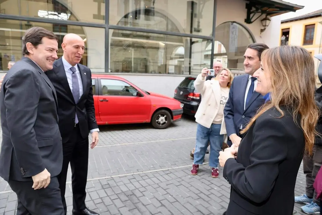El presidente de la Junta de Castilla y Le&oacute;n, Alfonso Fern&aacute;ndez Ma&ntilde;ueco, firma un protocolo de colaboraci&oacute;n con el Ayuntamiento de Le&oacute;n.