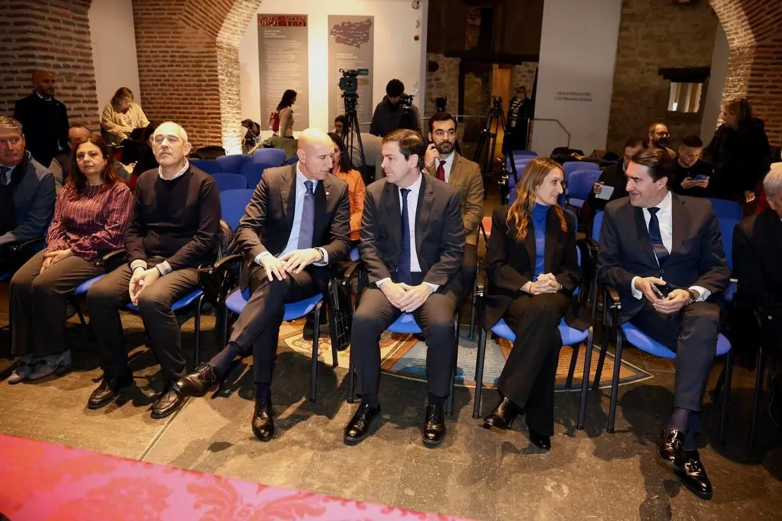 El presidente de la Junta de Castilla y Le&oacute;n, Alfonso Fern&aacute;ndez Ma&ntilde;ueco, firma un protocolo de colaboraci&oacute;n con el Ayuntamiento de Le&oacute;n.