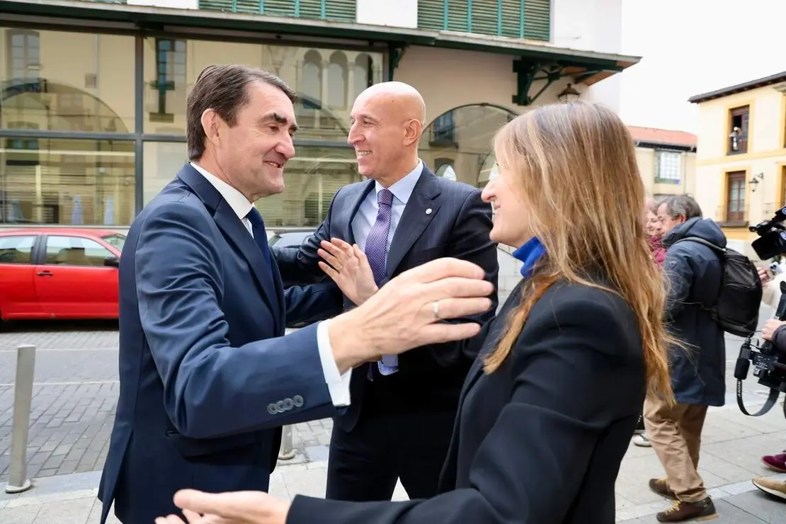 El presidente de la Junta de Castilla y Le&oacute;n, Alfonso Fern&aacute;ndez Ma&ntilde;ueco, firma un protocolo de colaboraci&oacute;n con el Ayuntamiento de Le&oacute;n.