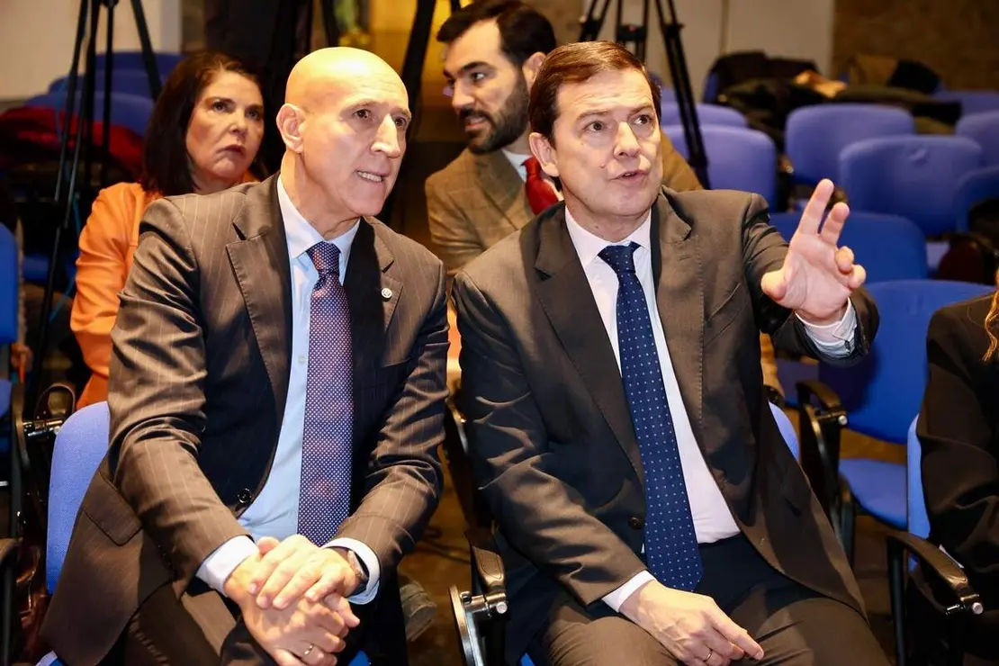 El presidente de la Junta de Castilla y Le&oacute;n, Alfonso Fern&aacute;ndez Ma&ntilde;ueco, firma un protocolo de colaboraci&oacute;n con el Ayuntamiento de Le&oacute;n.