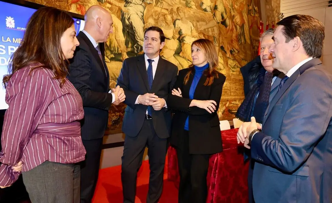 El presidente de la Junta de Castilla y Le&oacute;n, Alfonso Fern&aacute;ndez Ma&ntilde;ueco, firma un protocolo de colaboraci&oacute;n con el Ayuntamiento de Le&oacute;n.