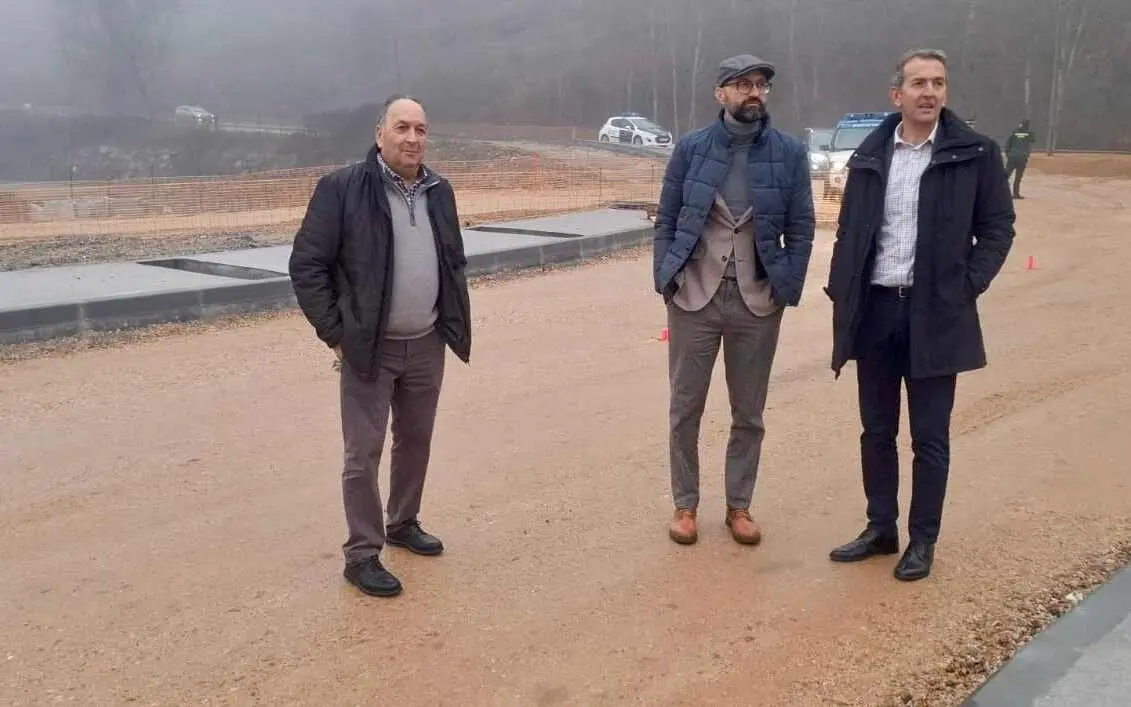 El subdelegado del Gobierno en Le&oacute;n, H&eacute;ctor Alaiz Moret&oacute;n, ha visitado este lunes el municipio de La Robla para conocer el estado de las actuaciones financiadas por el Gobierno de Espa&ntilde;a a trav&eacute;s del Plan de Recuperaci&oacute;n, Transformaci&oacute;n y Resiliencia (PRTR), que superan los dos millones de euros y tienen como objetivo modernizar infraestructuras culturales, deportivas y empresariales. La visita se realiz&oacute; junto al alcalde de la localidad, Santiago Dorado.