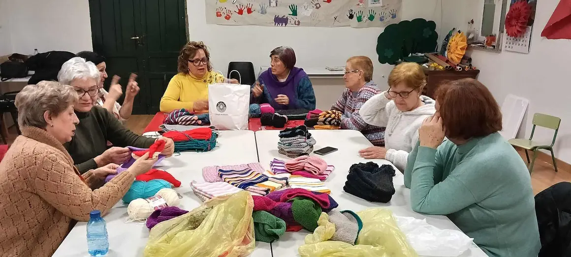 86 mujeres de los 10 pueblos que conforman el municipio de Villaquilambre han participado en la iniciativa solidaria de regalos 'con ganchillo' puesta en marcha por la concejal&iacute;a de cultura del Ayuntamiento de Villaquilambre.