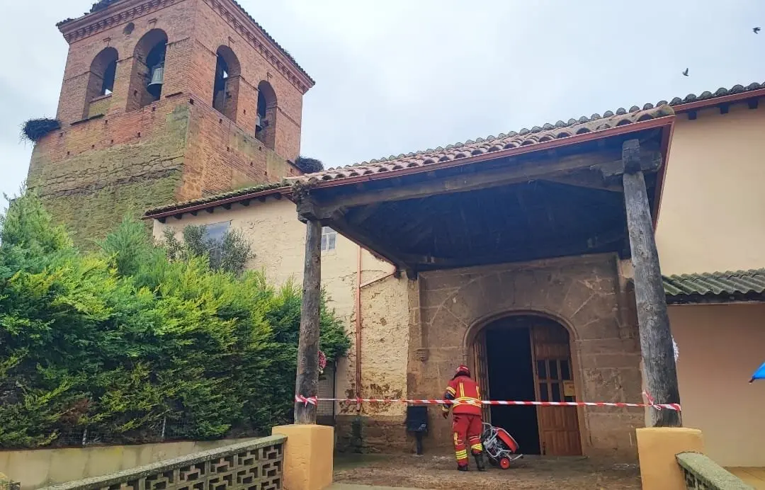 Bomberos de Diputaci&oacute;n de Le&oacute;n ventilan el interior del templo tras el incendio. Foto: Le&oacute;nsur DIgital
