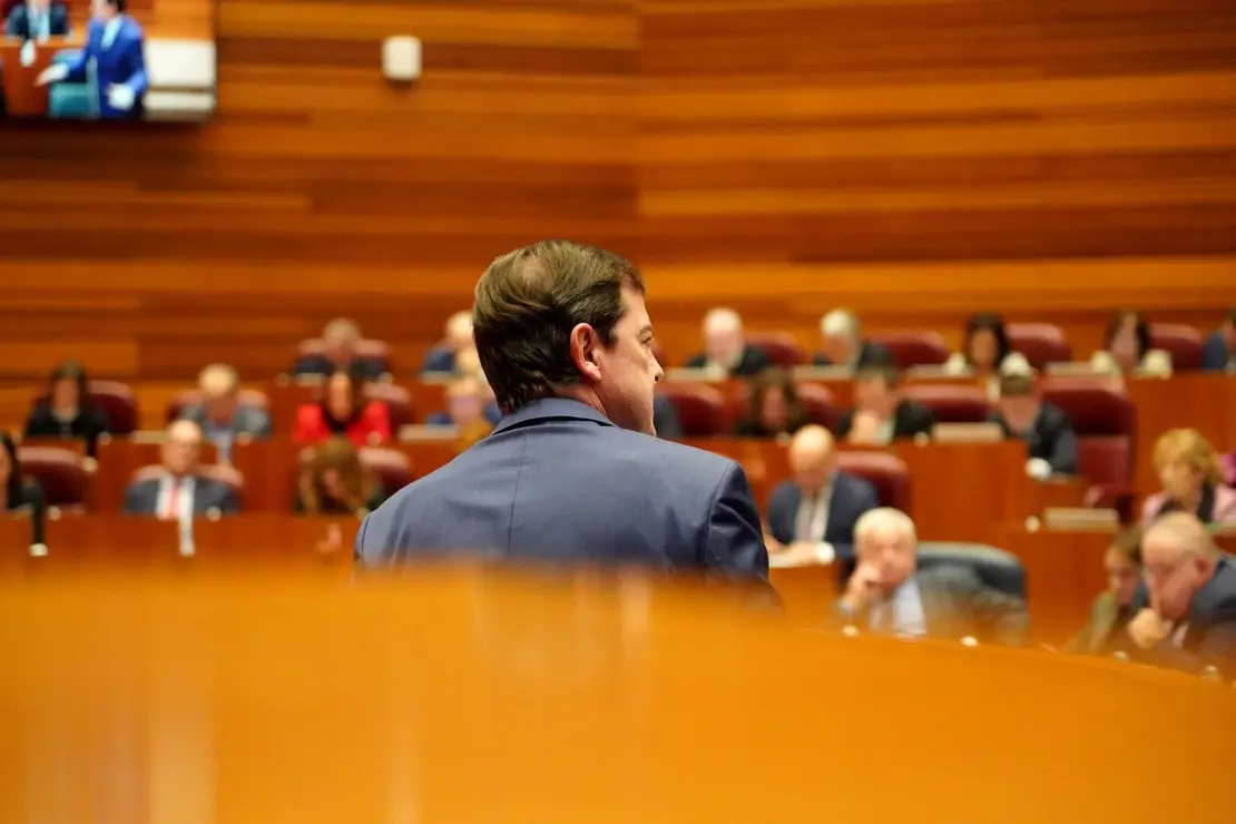 El presidente de la Junta, Alfonso Fern&aacute;ndez Ma&ntilde;ueco, asegur&oacute; hoy que llega al final del mandato con los deberes hechos en un pleno en el que la oposici&oacute;n de forma coral le afe&oacute; su gesti&oacute;n. Fotos: Leticia P&eacute;rez