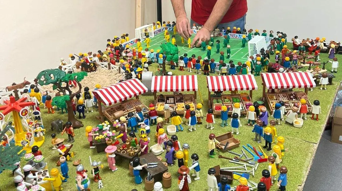 Un bel&eacute;n de 7000 piezas de playmobil y un ramo leon&eacute;s gigante en la Navidad de Santa Marina del Rey.