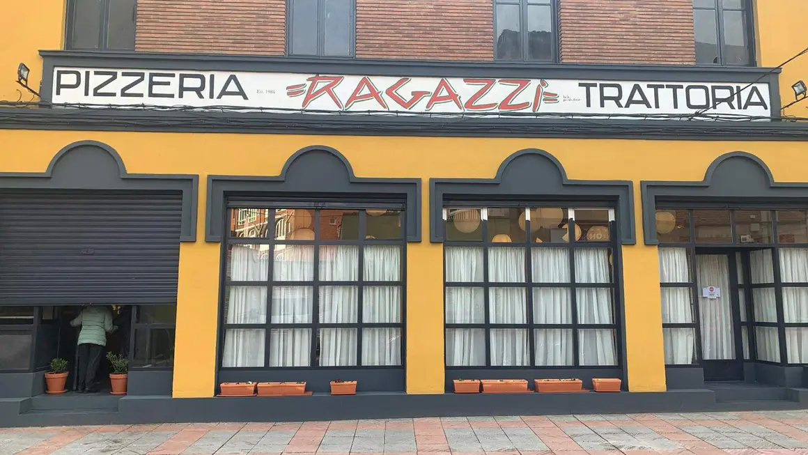 Ragazzi vuelve a encender su horno hist&oacute;rico y recupera un emblema de la pizza en Le&oacute;n. El local de la calle Joaqu&iacute;na Vedruna reabre tras varios a&ntilde;os cerrado con una nueva gesti&oacute;n ligada a La Piccola Stanza y el objetivo de preservar su identidad original.