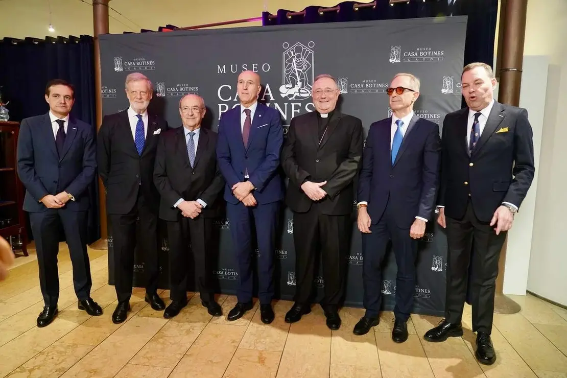 El Museo Casa Botines Gaud&iacute; entrega el III Premio Le&oacute;n de Plata y presenta su programaci&oacute;n para el pr&oacute;ximo a&ntilde;o en un acto en el que intervienen el director general de la Fundaci&oacute;n Obra Social de Castilla y Le&oacute;n, Jos&eacute; Mar&iacute;a Viejo; el director del Museo, Ra&uacute;l Fern&aacute;ndez Sobrino, y representantes de la Bas&iacute;lica de la Sagrada Familia