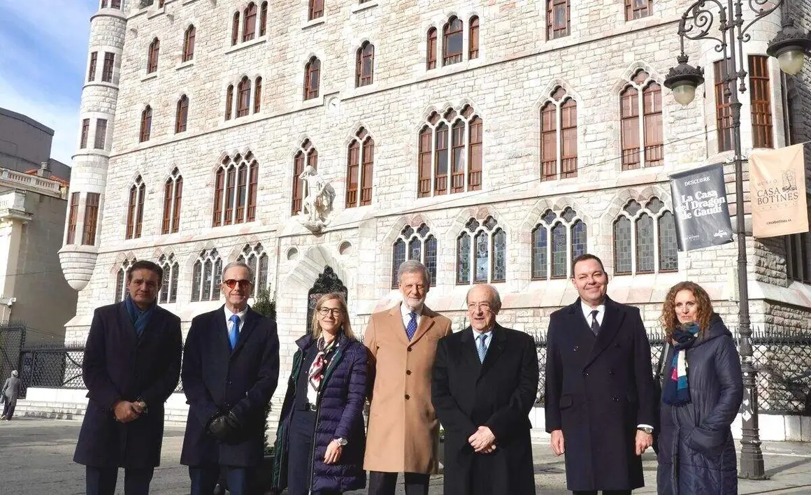 El Museo Casa Botines Gaud&iacute; entrega el III Premio Le&oacute;n de Plata y presenta su programaci&oacute;n para el pr&oacute;ximo a&ntilde;o en un acto en el que intervienen el director general de la Fundaci&oacute;n Obra Social de Castilla y Le&oacute;n, Jos&eacute; Mar&iacute;a Viejo; el director del Museo, Ra&uacute;l Fern&aacute;ndez Sobrino, y representantes de la Bas&iacute;lica de la Sagrada Familia