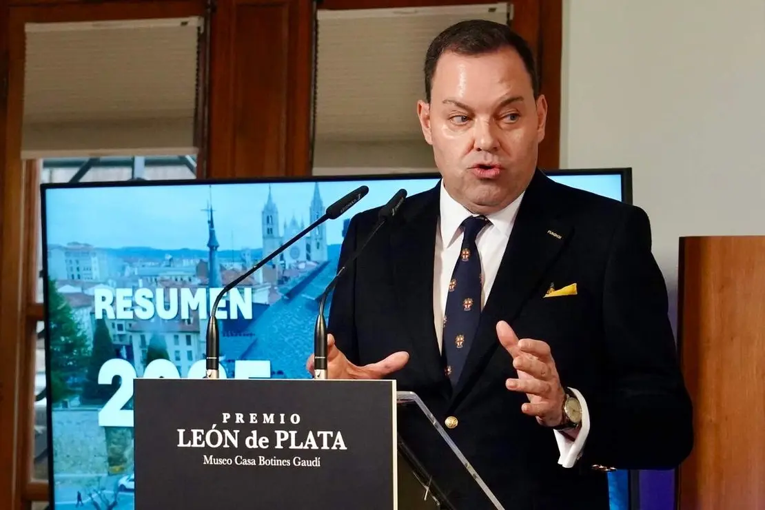 El Museo Casa Botines Gaud&iacute; entrega el III Premio Le&oacute;n de Plata y presenta su programaci&oacute;n para el pr&oacute;ximo a&ntilde;o en un acto en el que intervienen el director general de la Fundaci&oacute;n Obra Social de Castilla y Le&oacute;n, Jos&eacute; Mar&iacute;a Viejo; el director del Museo, Ra&uacute;l Fern&aacute;ndez Sobrino, y representantes de la Bas&iacute;lica de la Sagrada Familia