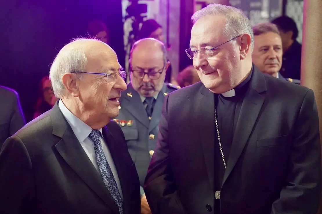 El Museo Casa Botines Gaud&iacute; entrega el III Premio Le&oacute;n de Plata y presenta su programaci&oacute;n para el pr&oacute;ximo a&ntilde;o en un acto en el que intervienen el director general de la Fundaci&oacute;n Obra Social de Castilla y Le&oacute;n, Jos&eacute; Mar&iacute;a Viejo; el director del Museo, Ra&uacute;l Fern&aacute;ndez Sobrino, y representantes de la Bas&iacute;lica de la Sagrada Familia