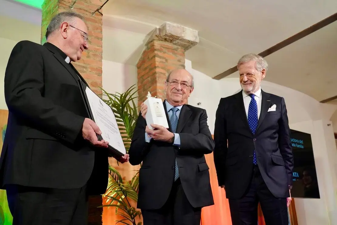 El Museo Casa Botines Gaud&iacute; entrega el III Premio Le&oacute;n de Plata y presenta su programaci&oacute;n para el pr&oacute;ximo a&ntilde;o en un acto en el que intervienen el director general de la Fundaci&oacute;n Obra Social de Castilla y Le&oacute;n, Jos&eacute; Mar&iacute;a Viejo; el director del Museo, Ra&uacute;l Fern&aacute;ndez Sobrino, y representantes de la Bas&iacute;lica de la Sagrada Familia