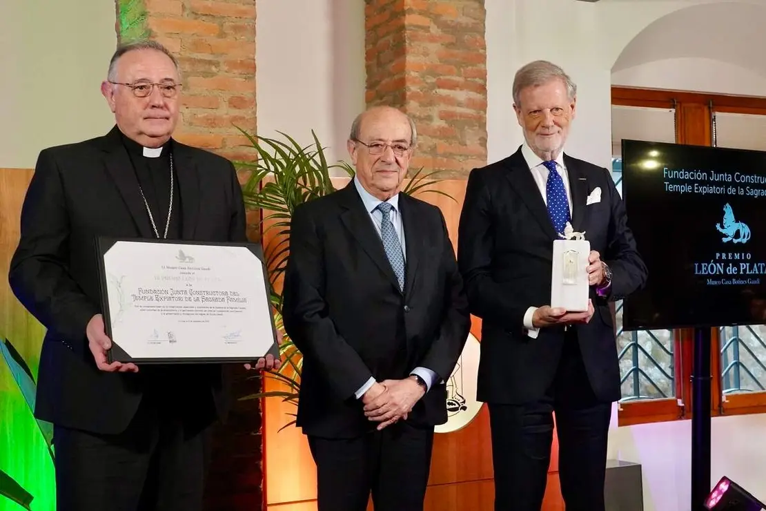 El Museo Casa Botines Gaud&iacute; entrega el III Premio Le&oacute;n de Plata y presenta su programaci&oacute;n para el pr&oacute;ximo a&ntilde;o en un acto en el que intervienen el director general de la Fundaci&oacute;n Obra Social de Castilla y Le&oacute;n, Jos&eacute; Mar&iacute;a Viejo; el director del Museo, Ra&uacute;l Fern&aacute;ndez Sobrino, y representantes de la Bas&iacute;lica de la Sagrada Familia
