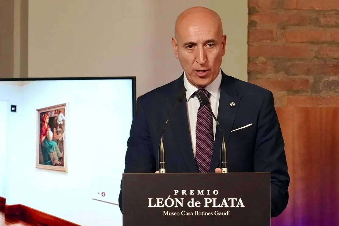 El Museo Casa Botines Gaud&iacute; entrega el III Premio Le&oacute;n de Plata y presenta su programaci&oacute;n para el pr&oacute;ximo a&ntilde;o en un acto en el que intervienen el director general de la Fundaci&oacute;n Obra Social de Castilla y Le&oacute;n, Jos&eacute; Mar&iacute;a Viejo; el director del Museo, Ra&uacute;l Fern&aacute;ndez Sobrino, y representantes de la Bas&iacute;lica de la Sagrada Familia