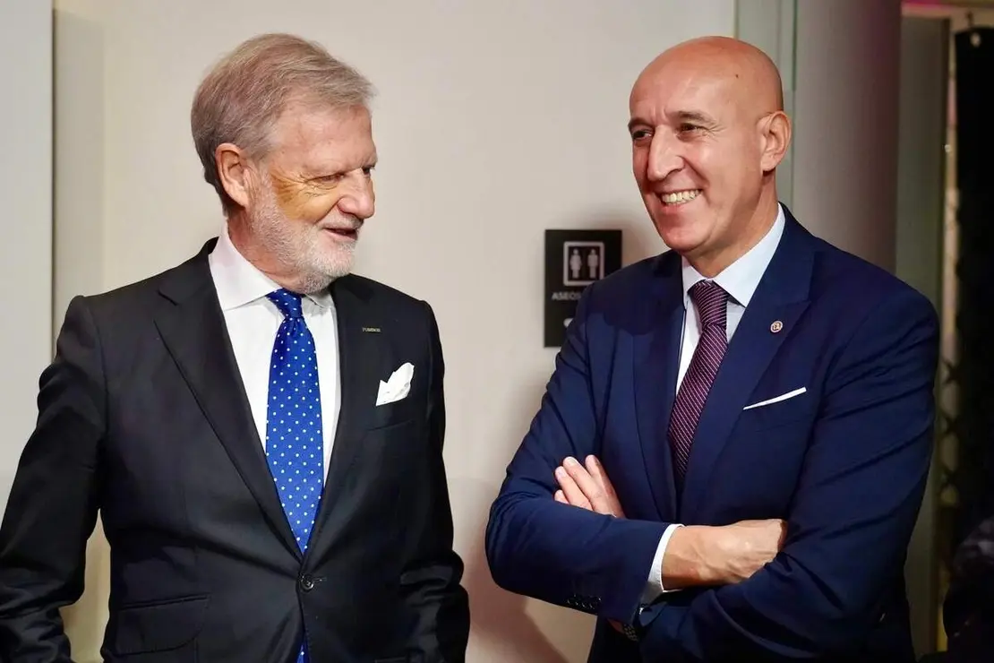 El Museo Casa Botines Gaud&iacute; entrega el III Premio Le&oacute;n de Plata y presenta su programaci&oacute;n para el pr&oacute;ximo a&ntilde;o en un acto en el que intervienen el director general de la Fundaci&oacute;n Obra Social de Castilla y Le&oacute;n, Jos&eacute; Mar&iacute;a Viejo; el director del Museo, Ra&uacute;l Fern&aacute;ndez Sobrino, y representantes de la Bas&iacute;lica de la Sagrada Familia