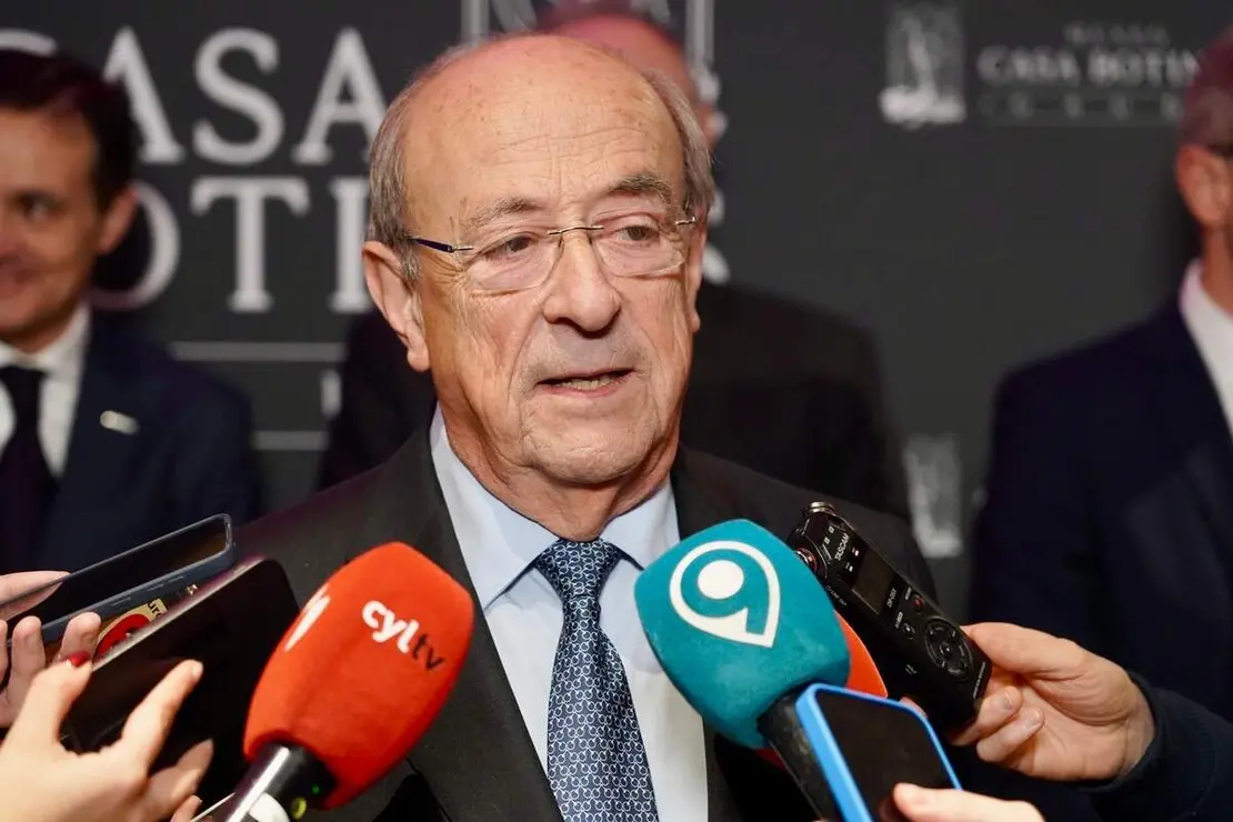 El Museo Casa Botines Gaud&iacute; entrega el III Premio Le&oacute;n de Plata y presenta su programaci&oacute;n para el pr&oacute;ximo a&ntilde;o en un acto en el que intervienen el director general de la Fundaci&oacute;n Obra Social de Castilla y Le&oacute;n, Jos&eacute; Mar&iacute;a Viejo; el director del Museo, Ra&uacute;l Fern&aacute;ndez Sobrino, y representantes de la Bas&iacute;lica de la Sagrada Familia