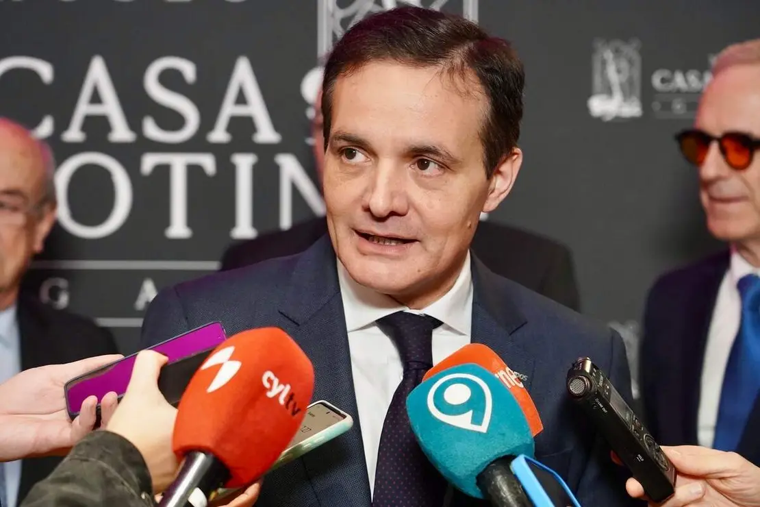 El Museo Casa Botines Gaud&iacute; entrega el III Premio Le&oacute;n de Plata y presenta su programaci&oacute;n para el pr&oacute;ximo a&ntilde;o en un acto en el que intervienen el director general de la Fundaci&oacute;n Obra Social de Castilla y Le&oacute;n, Jos&eacute; Mar&iacute;a Viejo; el director del Museo, Ra&uacute;l Fern&aacute;ndez Sobrino, y representantes de la Bas&iacute;lica de la Sagrada Familia