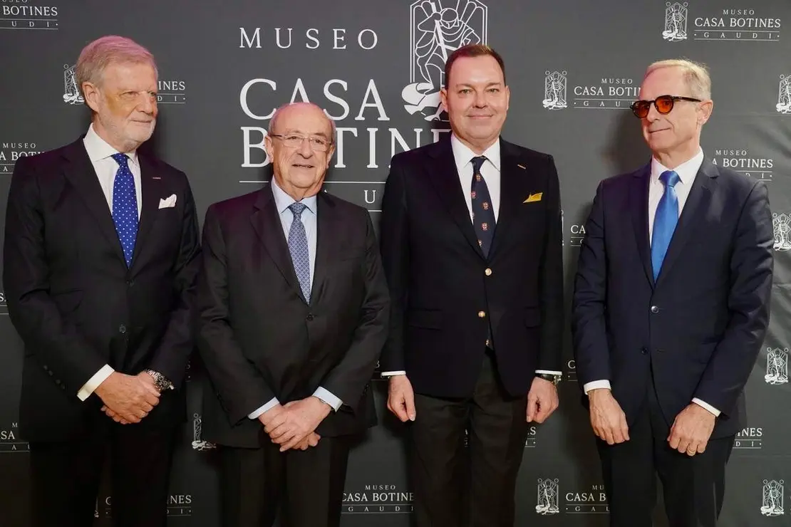 El Museo Casa Botines Gaud&iacute; entrega el III Premio Le&oacute;n de Plata y presenta su programaci&oacute;n para el pr&oacute;ximo a&ntilde;o en un acto en el que intervienen el director general de la Fundaci&oacute;n Obra Social de Castilla y Le&oacute;n, Jos&eacute; Mar&iacute;a Viejo; el director del Museo, Ra&uacute;l Fern&aacute;ndez Sobrino, y representantes de la Bas&iacute;lica de la Sagrada Familia