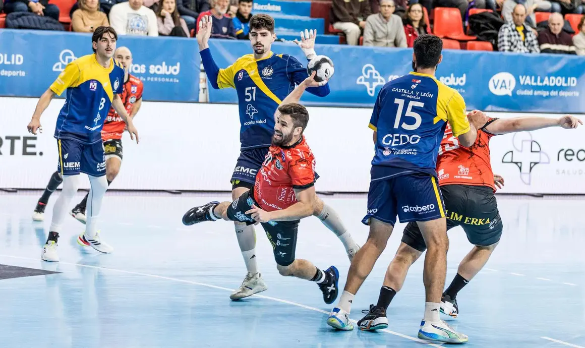 El Ademar firma tablas en el &uacute;ltimo suspiro en el derbi. Los de Dani Gordo desplegaron un gran partido en Huerta del Rey, especialmente en la primera parte, pero pagaron el desgaste f&iacute;sico en la segunda y cedieron el empate en la &uacute;ltima jugada.