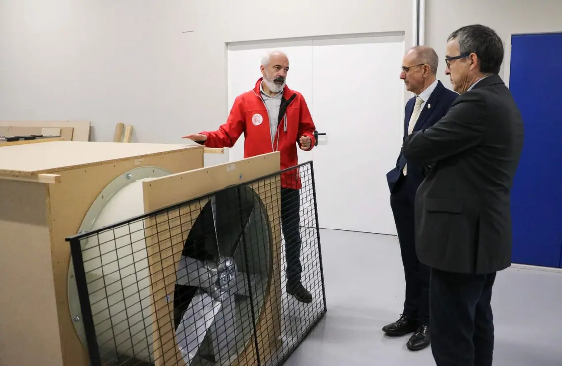 La Universidad de Le&oacute;n (ULE) da un paso decisivo en la consolidaci&oacute;n del sector espacial en la provincia con la puesta en marcha de una pionera infraestructura de ensayos que permitir&aacute; simular en tierra las condiciones extremas del espacio. Se trata de una c&aacute;mara de vac&iacute;o de tama&ntilde;o medio que estar&aacute; operativa &ldquo;entre ocho y diez meses&rdquo; y que convertir&aacute; a la instituci&oacute;n en el &uacute;nico centro de Castilla y Le&oacute;n capacitado para realizar ensayos y certificaci&oacute;n de hardware espacial.