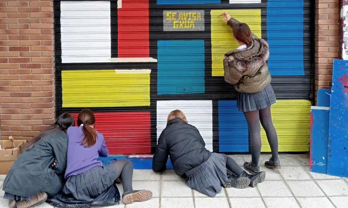 Mural 2.  Trapa de cochera en calle La Vecilla. Pint&aacute;ndolo