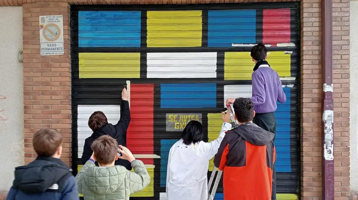 El lenguaje pl&aacute;stico del neoplasticismo ha encontrado un nuevo espacio en la ciudad gracias al trabajo de los estudiantes del colegio Maristas San Jos&eacute;. Dos murales inspirados en la obra de Piet Mondrian han sido pintados en sendas puertas de cochera situadas en el n&uacute;mero 7 de la calle La Vecilla, pertenecientes al mismo edificio y ubicadas a escasa distancia entre s&iacute;.