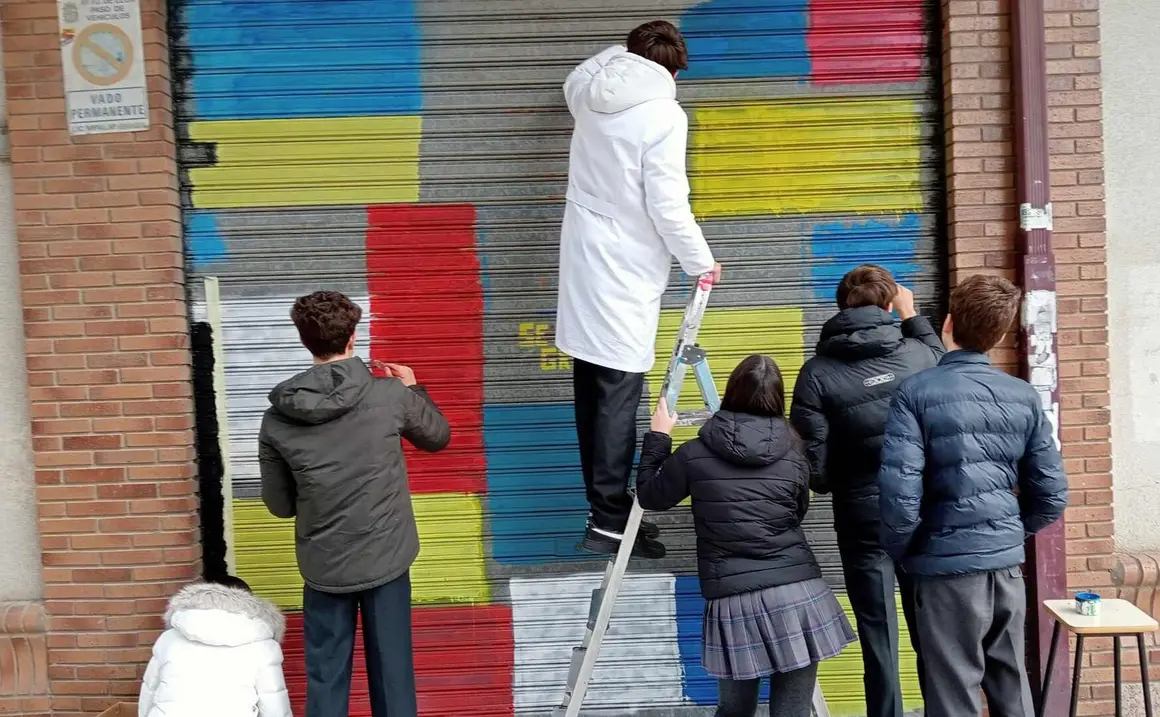 Mural 2. Trapa de cochera  en calle La Vecilla. Pint&aacute;ndolo