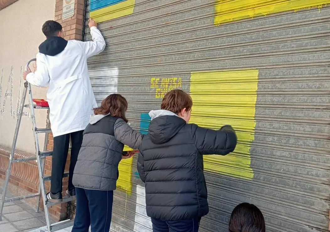 Mural 2. Trapa de cochera en calle La Vecilla. Pint&aacute;ndolo