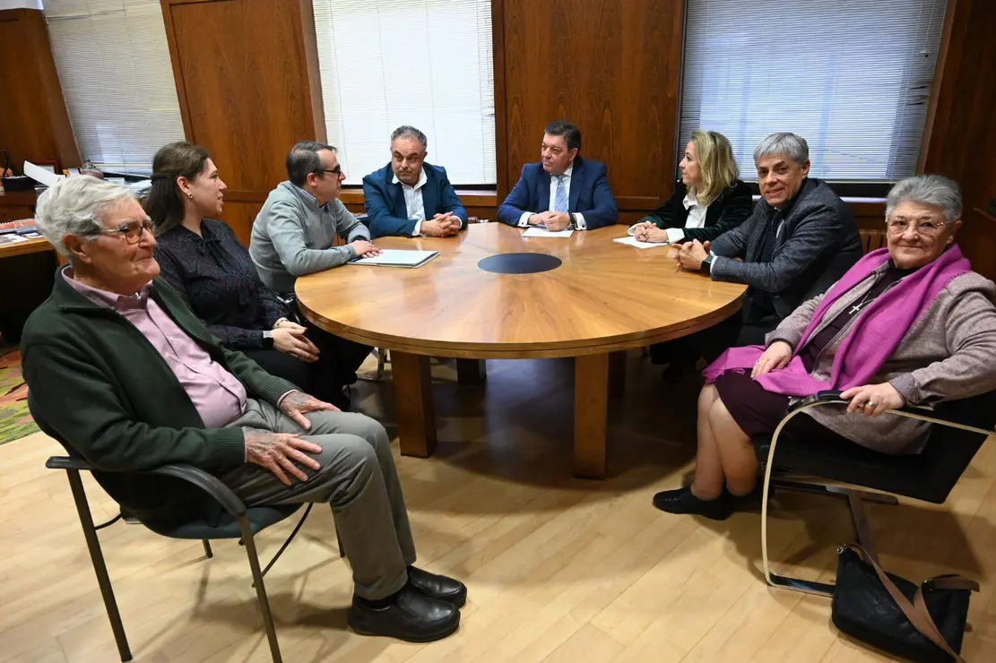 El consejero de la Presidencia, Luis Miguel Gonz&aacute;lez Gago, mantiene una reuni&oacute;n los representantes de C&aacute;ritas Diocesana y de Manos Unidas en Astorga. Foto: Peio Garc&iacute;a