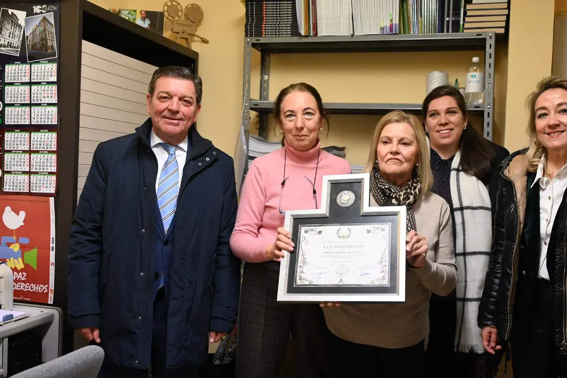 El consejero de la Presidencia, Luis Miguel Gonz&aacute;lez Gago, mantiene una reuni&oacute;n los representantes de C&aacute;ritas Diocesana y de Manos Unidas en Astorga. Foto: Peio Garc&iacute;a