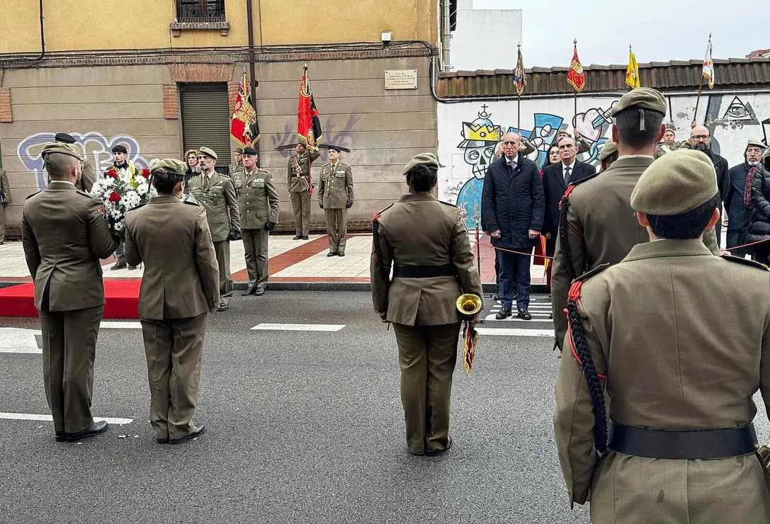 Le&oacute;n ha conmemorado este viernes el trig&eacute;simo aniversario del asesinato del comandante de Artiller&iacute;a Luciano Cortizo Alonso, fallecido a manos de ETA en la calle Ram&oacute;n y Cajal el 22 de diciembre de 1995. Fotos: AytoLe&oacute;n | Diputaci&oacute;n de Le&oacute;n